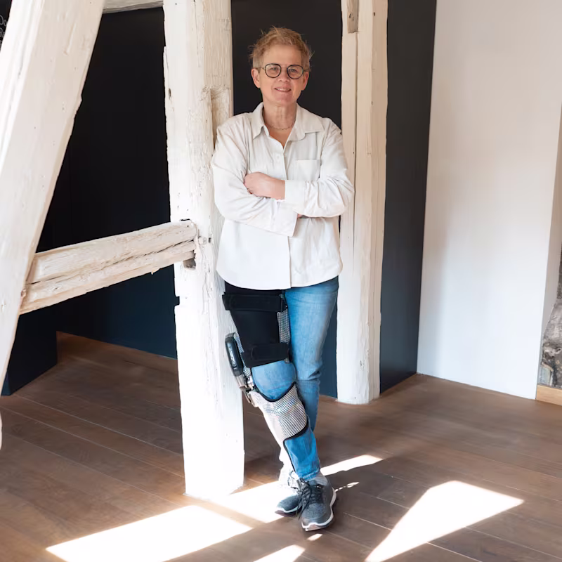 Auf dem Bild sieht man Heike mit ihrer Ottobock Orthese am rechten Bein.