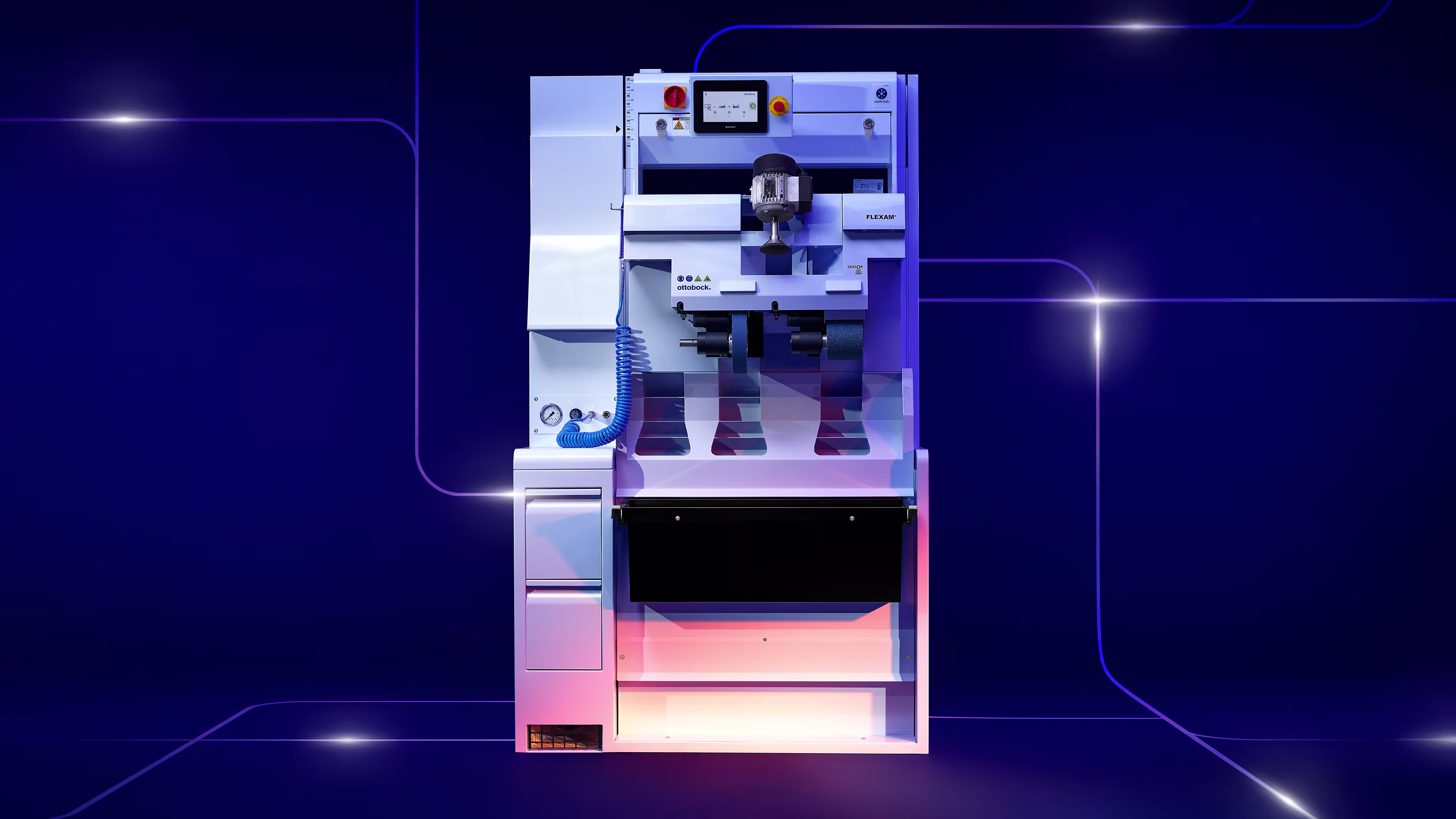 Vor blauem Hintergrund steht eine große Fräsmaschine.