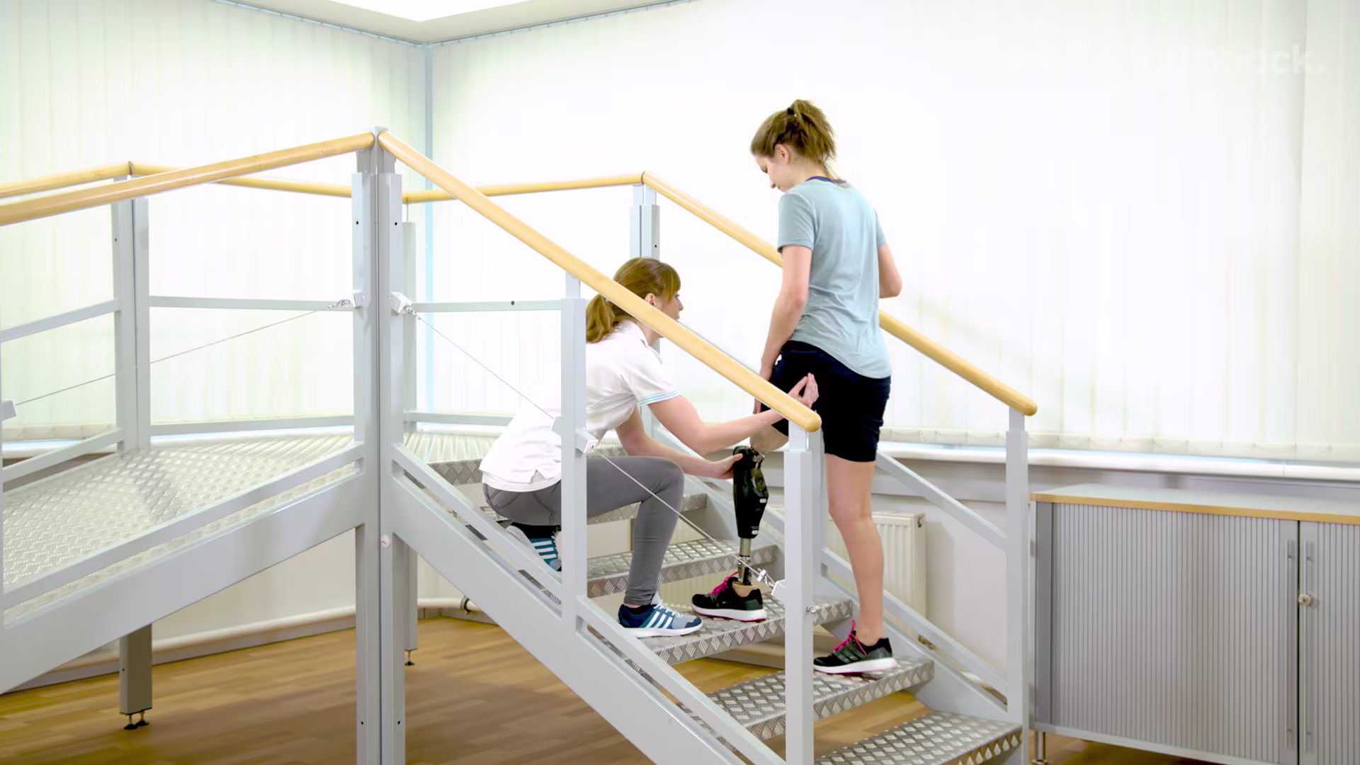 義足コンピューター制御膝継手Geniumジニウム-歩行トレーニング動画-04_JA-JP