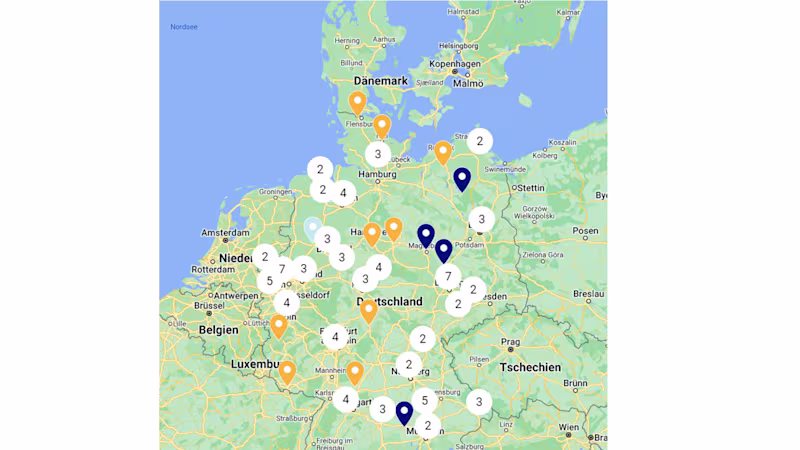 Deutschlandkarte mit farbigen Punkten und Zahlen zur Darstellung von Standorten. Blaue und orange Punkte markieren einzelne Orte, weiße Kreise mit Zahlen zeigen Gruppierungen. Benachbarte Länder wie Dänemark und Luxemburg sind ebenfalls sichtbar.