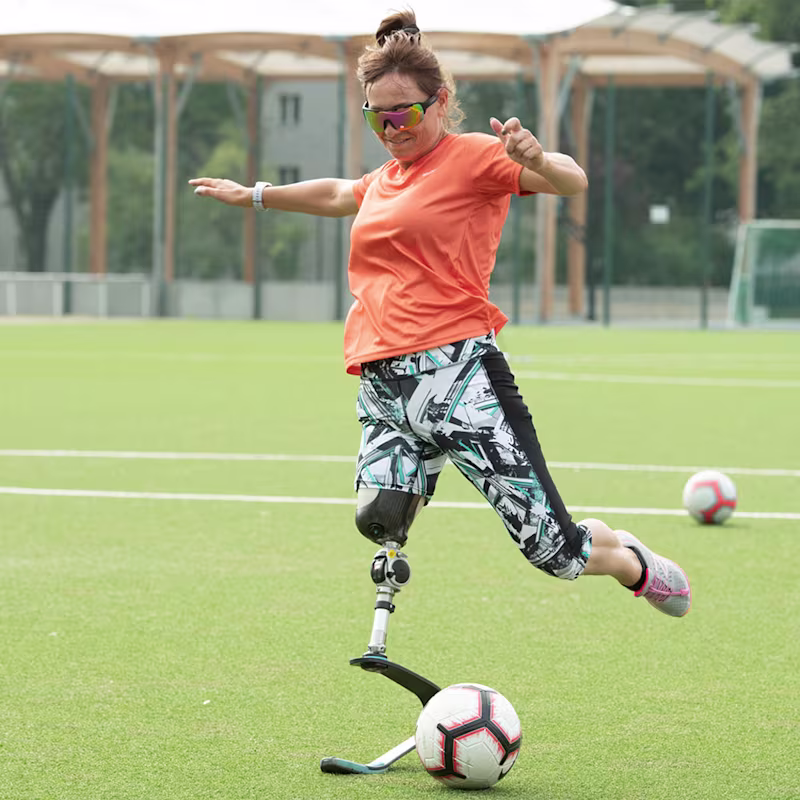 Una donna con la protesi calcia il pallone