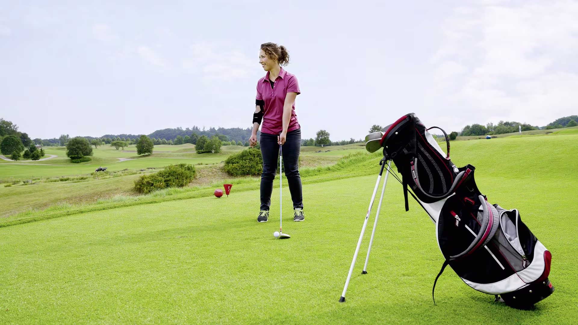 ottobock-orthosis-user-playing-golf-on-golfcourse