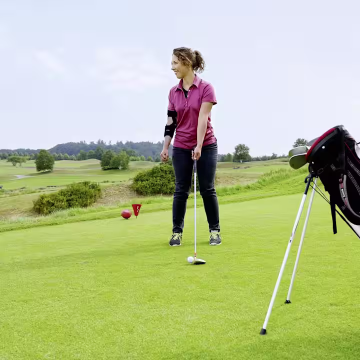 ottobock-orthosis-user-playing-golf-on-golfcourse