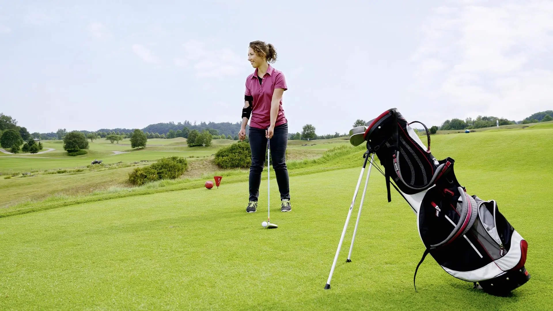 Ottobock-Orthese-Benutzer-spielt-Golf-auf-Golfplatz_16_9_master_coloured