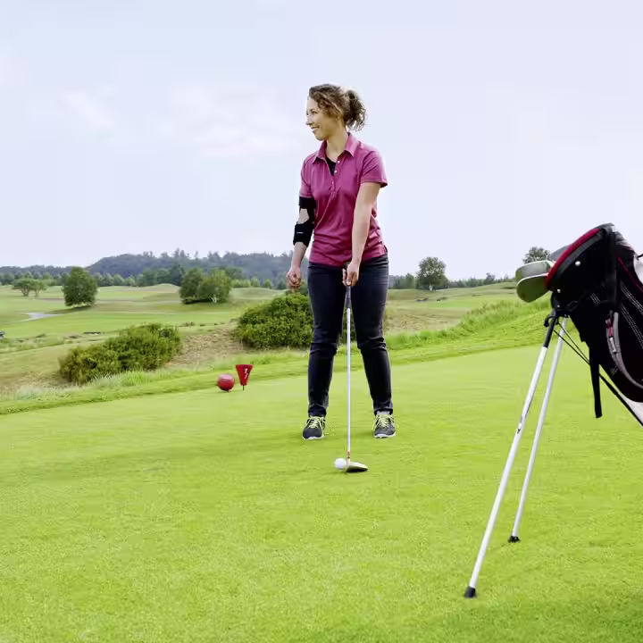 ottobock-orthosis-user-playing-golf-on-golfcourse