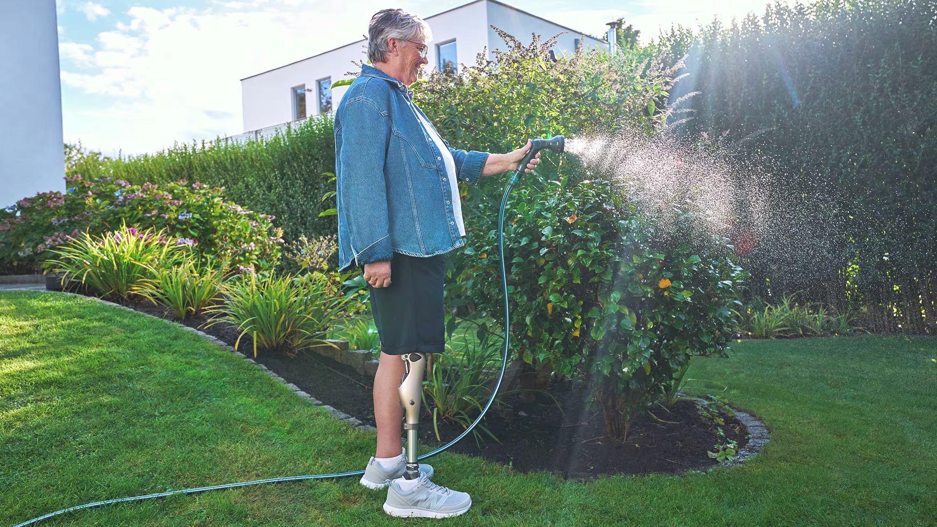 Auf dem Bild sieht man die Anwenderin Karin, sie trägt das mechatronische Kniegelenk Kenevo von Ottobock.