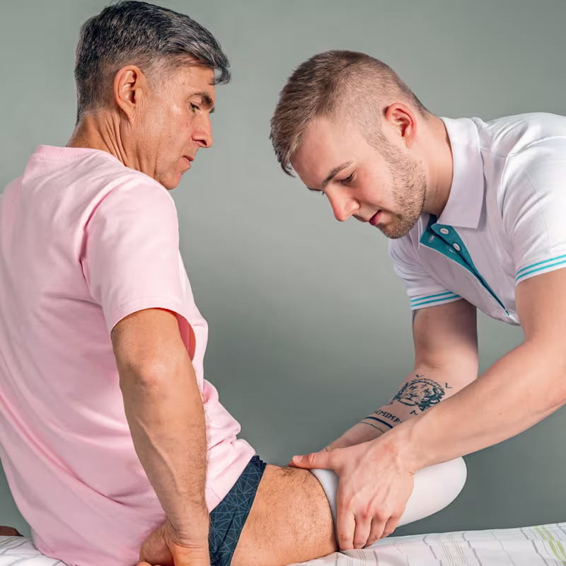 Специалист по реабилитации показывает пациенту как правильно надевать компрессионный лайнер.