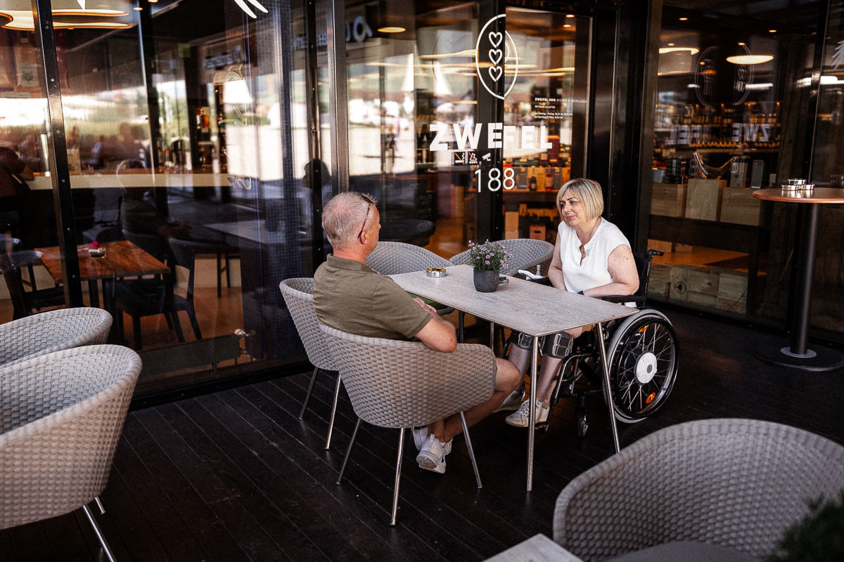 Jana ist danke dem Avantgarde Rollstuhl mit Hilfsantrieb unabhängig und kann Freunde treffen.