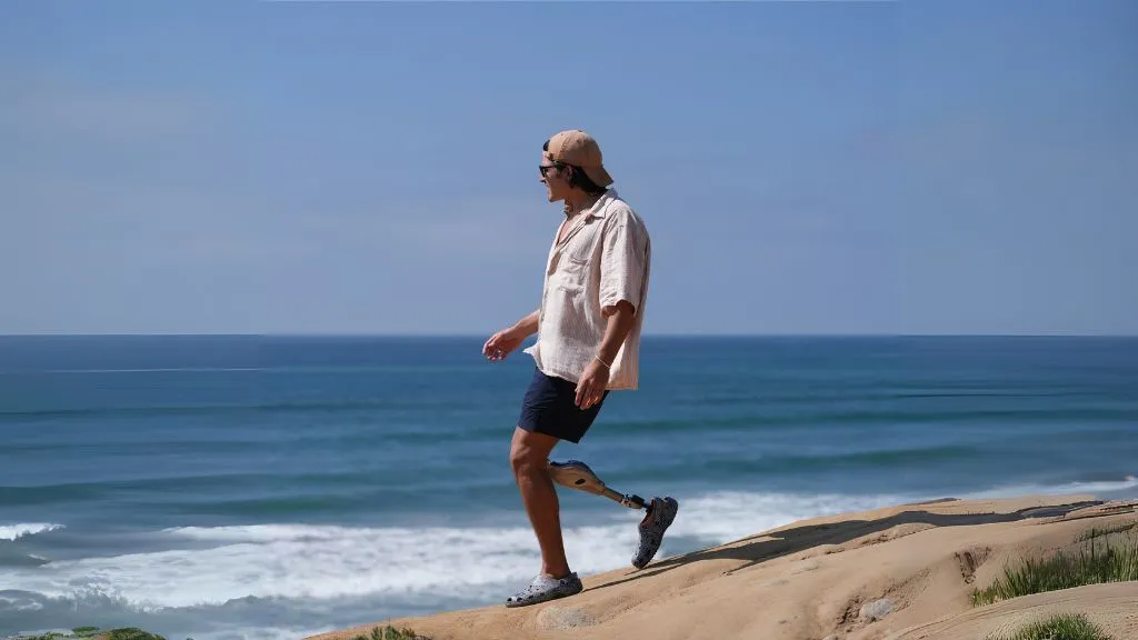 Młody chłopak po amputacji spaceruje po skalistym klifie dzięki protezie Genium X4