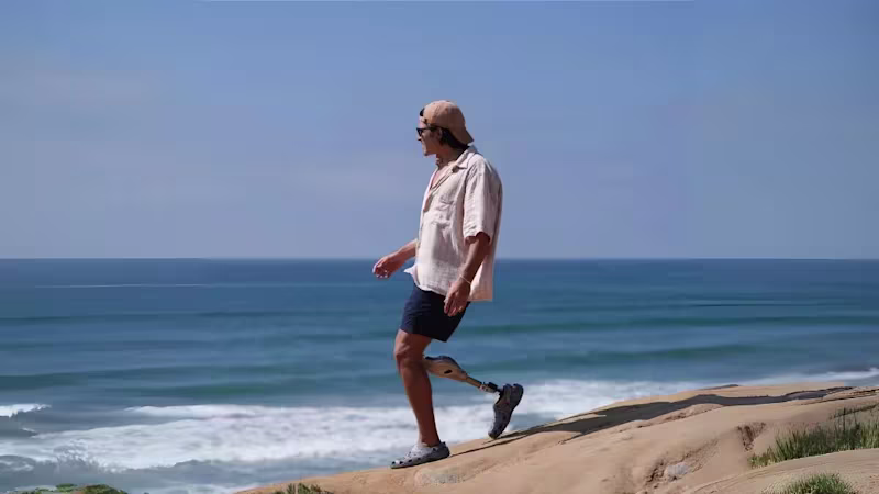 Młody chłopak po amputacji spaceruje po skalistym klifie dzięki protezie Genium X4