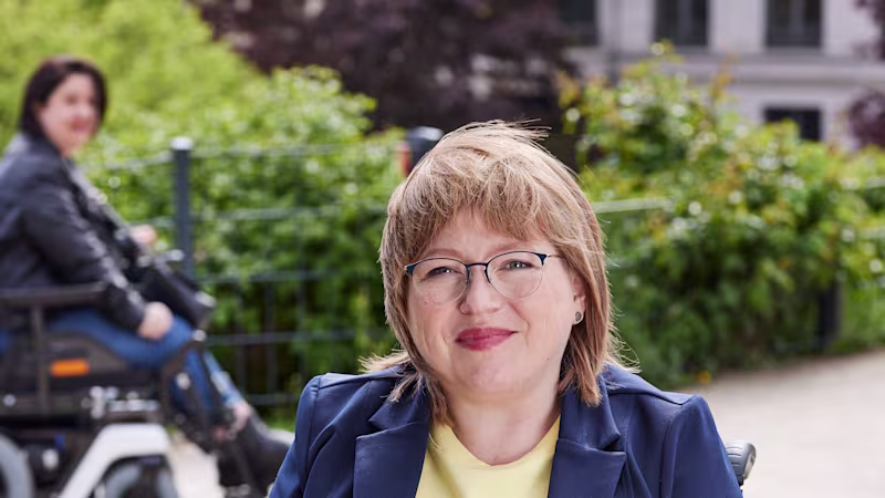 Juvo B5'te oturan Anja'nın Berlin'de bir parkta güneşin tadını çıkarırken çekilmiş portre fotoğrafı.