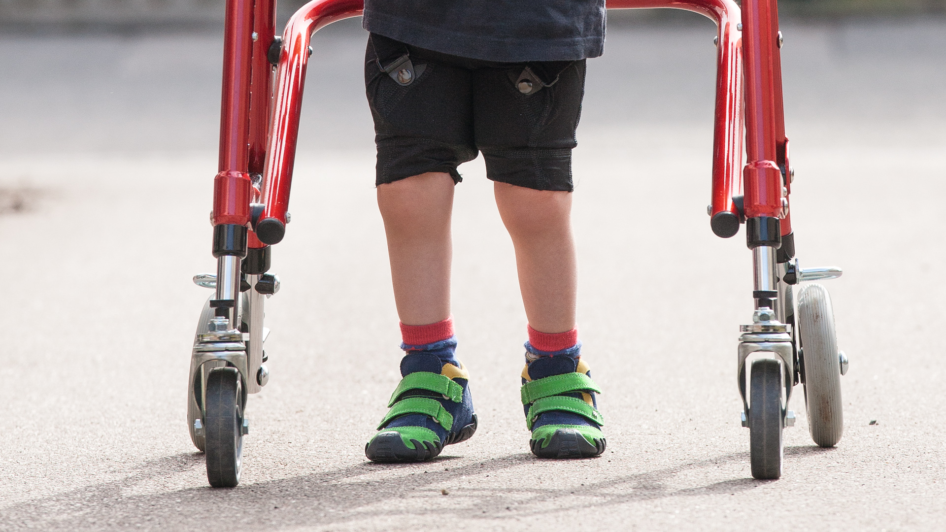 コサパンツジュニアはパンツに内蔵されたパッドで股関節を内転を制限し、脳性麻痺の多くに見られるはさみ足歩行において、膝の交差を防止 し、パンツに内蔵されたパッドで、より安定した立位および座位を可能にします。