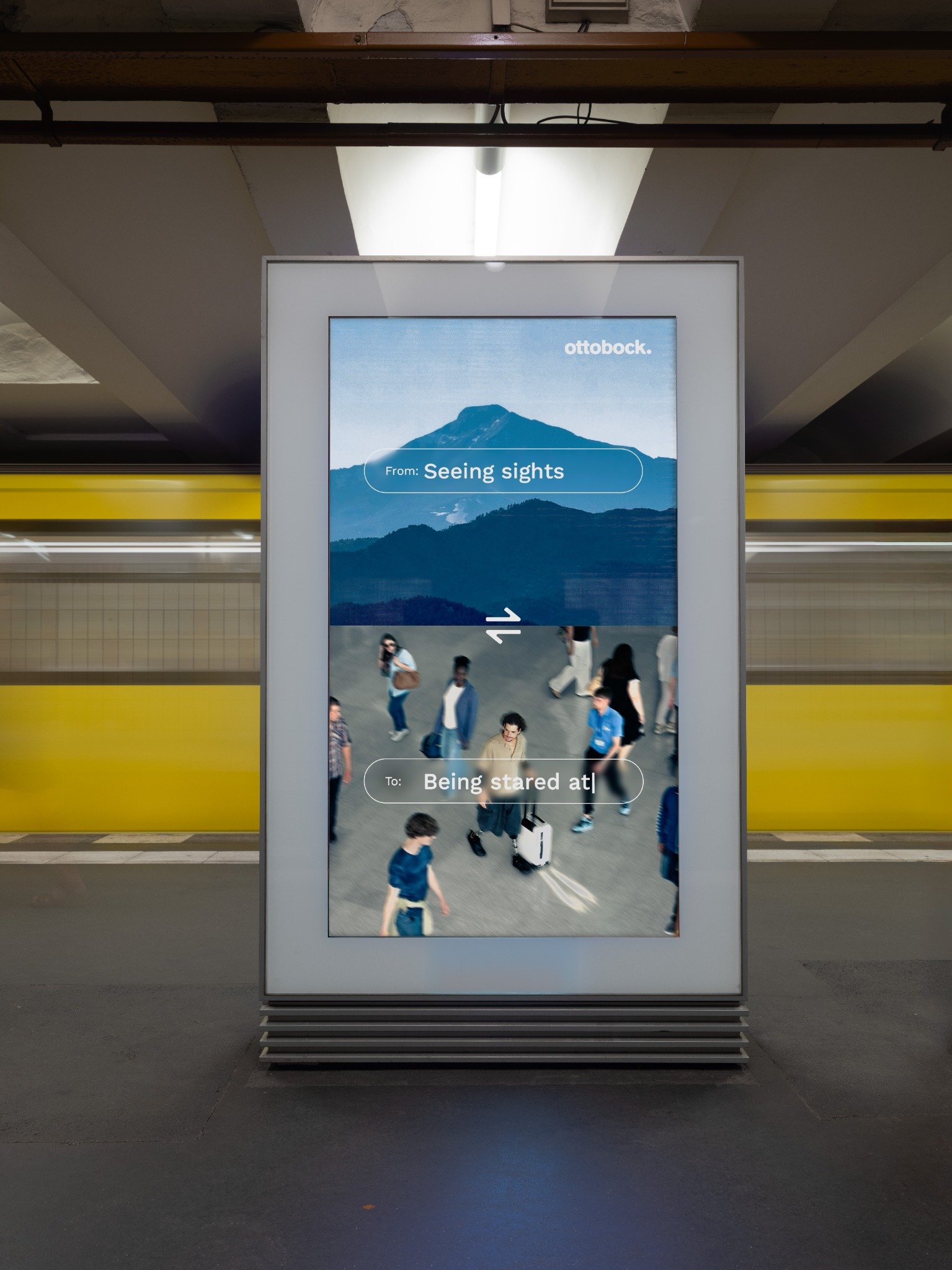 Anuncio en estación con una vista escénica arriba y un espacio público abajo – llama la atención sobre los desafíos sociales que enfrentan los viajeros con discapacidades.