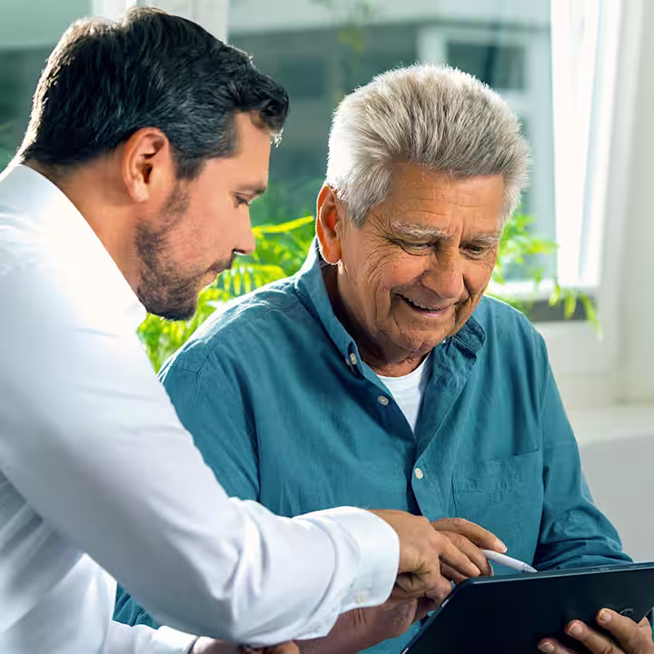 Ottobock employee advises a patient