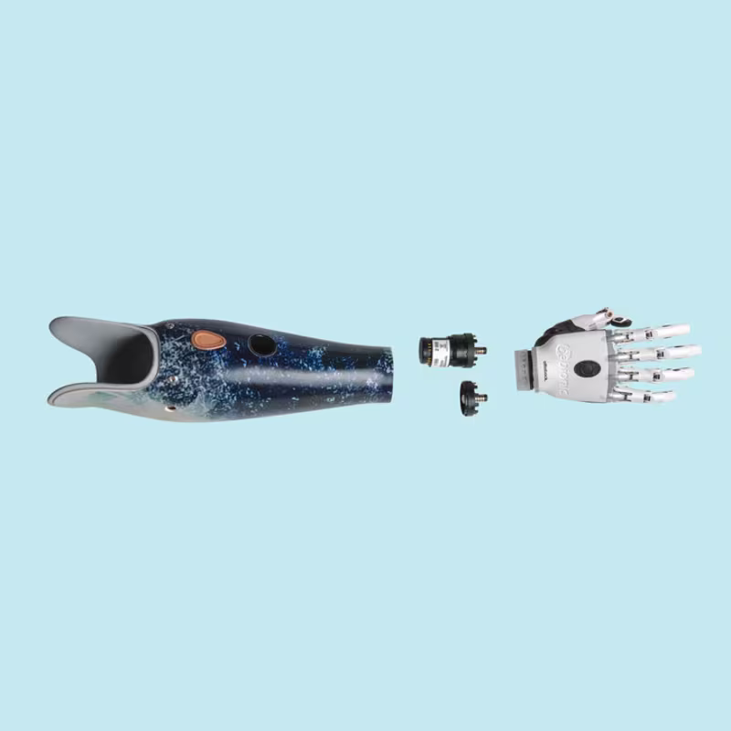Hier werden die Myo Plus und bebionic Hand von Ottobock für einen Armprothesenträger gezeigt.