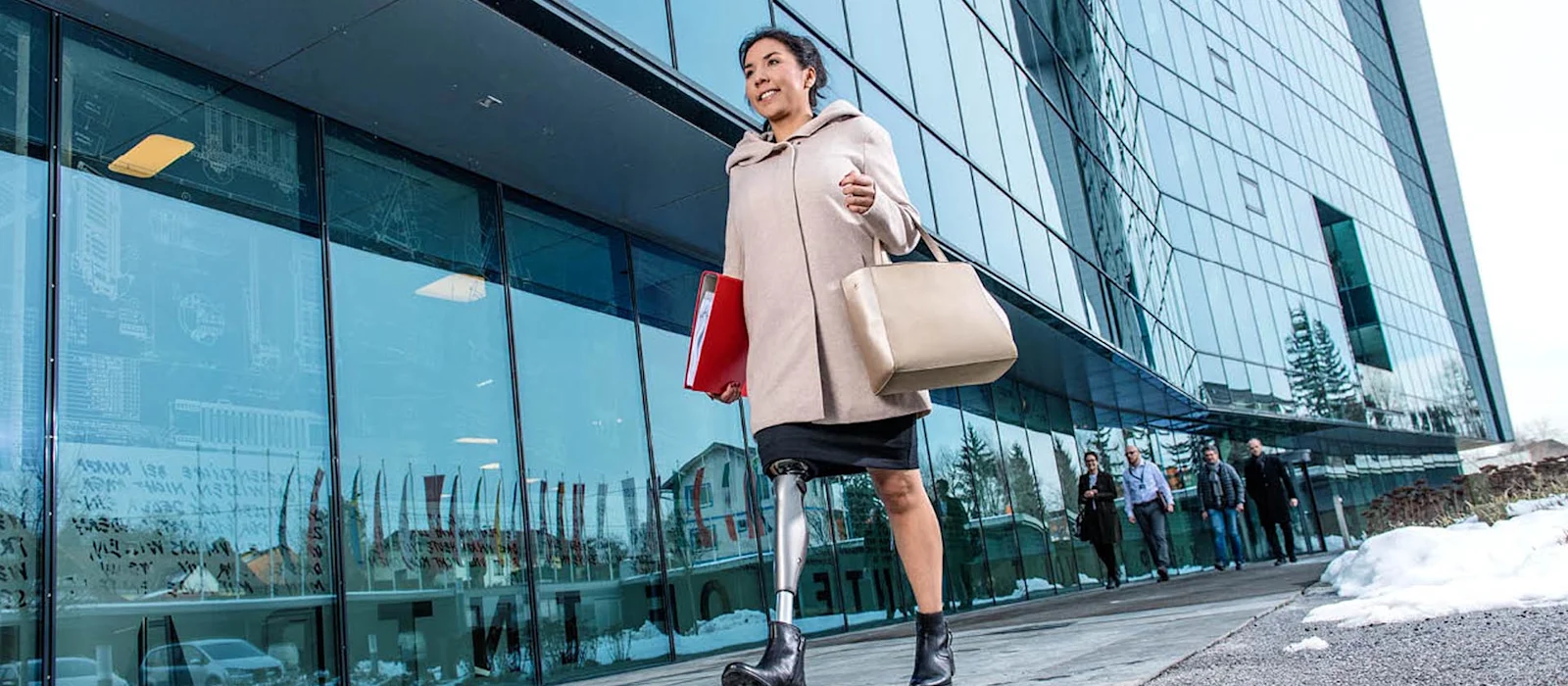 義足コンピューター制御膝継手C-Leg4-image14-hero_JA-JP