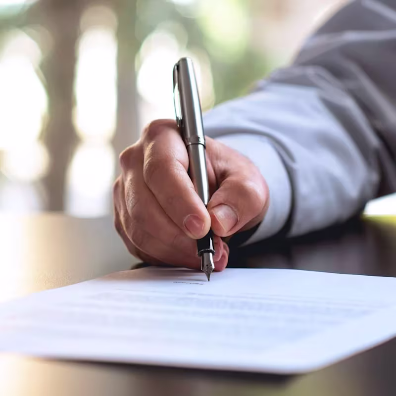 Mężczyzna składający wniosek o dofinansowanie protezy w PFRON