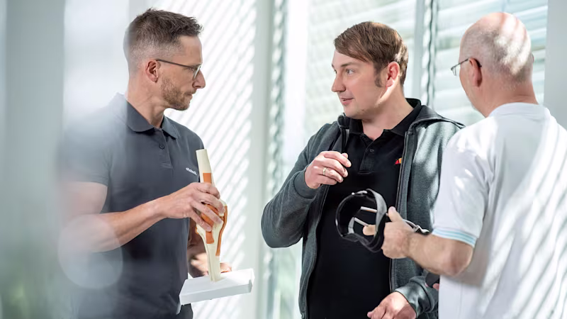 An Ottobock.care clinician consults a patient