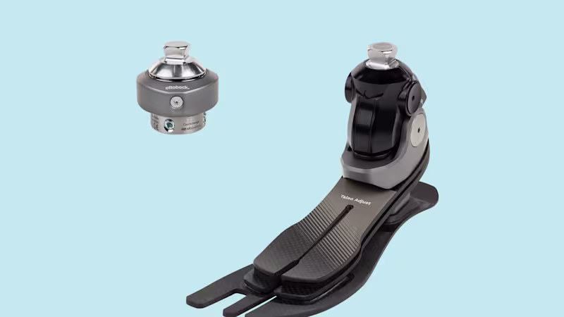 Vor blauem Hintergrund sind der Taleo Adjust Prothesenfuß und der Quickchange Adapter von Ottobock zu sehen.