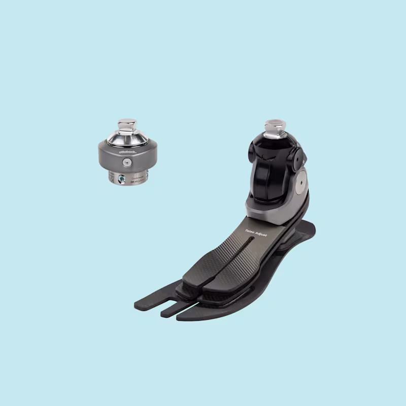 Vor blauem Hintergrund sind der Taleo Adjust Prothesenfuß und der Quickchange Adapter von Ottobock zu sehen.