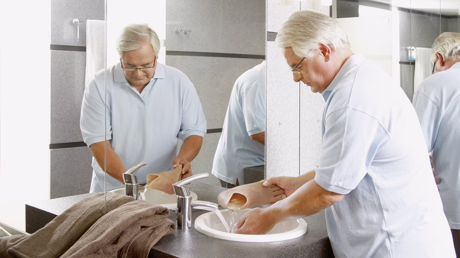 Pulizia quotidiana della protesi in silicone con acqua