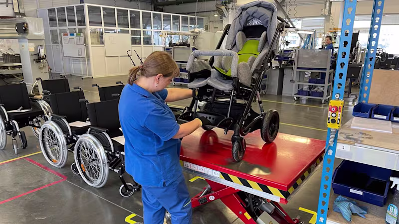 Проверка качества сборки детской прогулочной коляски Кимба Нео на заводе в Тольятти.