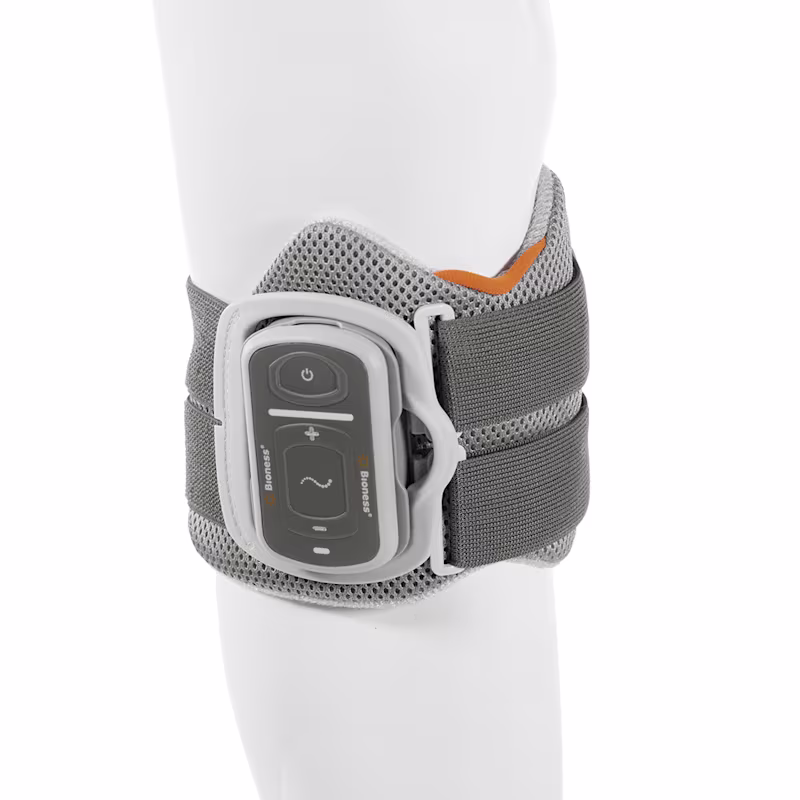 Die L100 Go Orthese am Bein einer Dekopuppe.