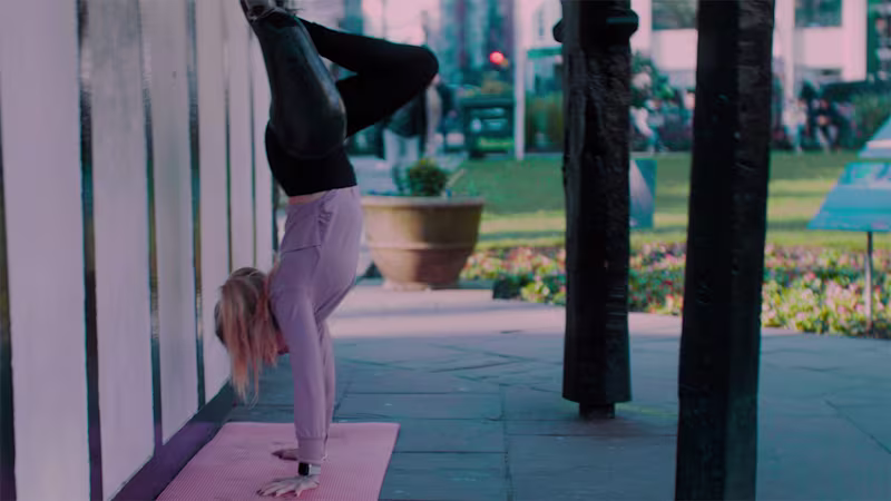 Rebecca fa yoga nel parco con il suo ginocchio elettronico C-Leg 4