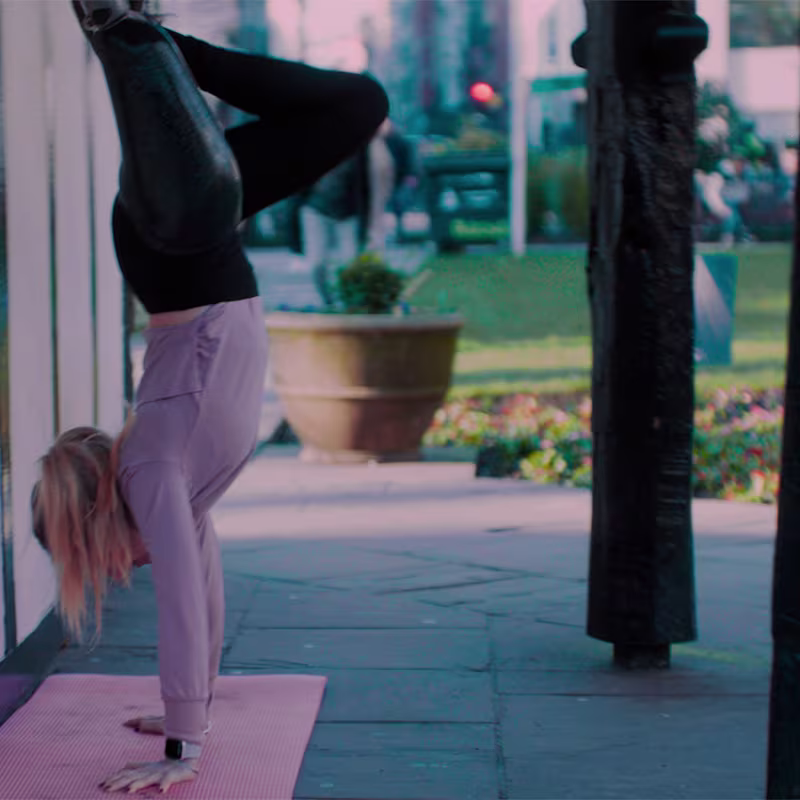 Rebecca fa yoga nel parco con il suo ginocchio elettronico C-Leg 4