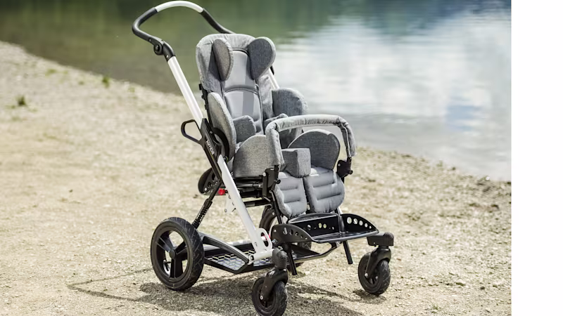 キンバは、お子さまのポジショニングや成長に対応する多彩な調整機能を搭載。シーティングユニットはワンタッチで着脱可能で、室内用の昇降フレーム「キンバ ホーム」と組わせて座位保持装置としても使用できます。お出かけ中も、家の中でも、キンバはお子さまの快適な環境を提供します