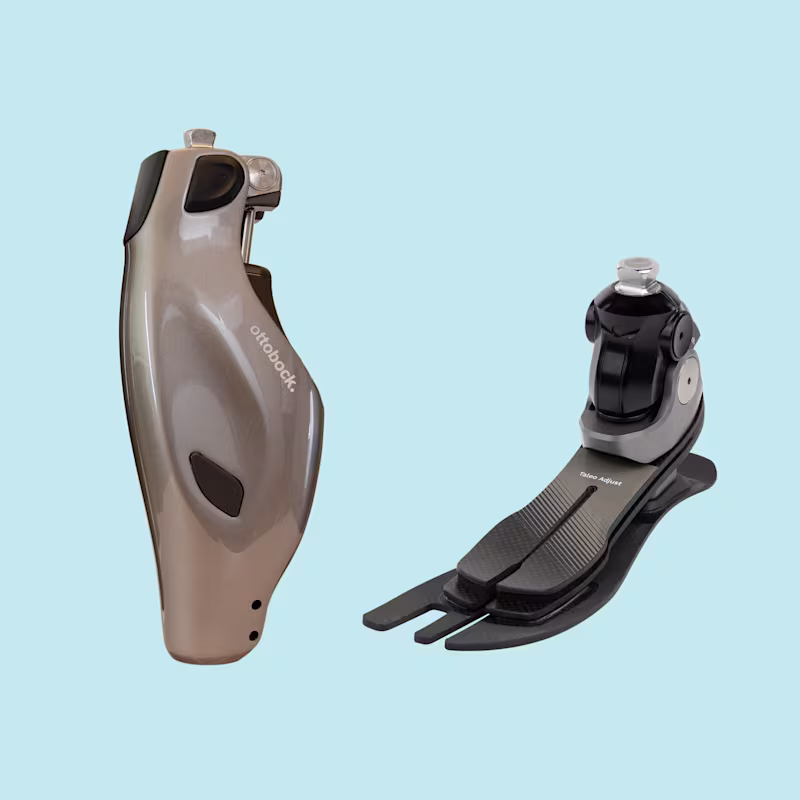 Auf blauem Hintergrund sind das mechatronische Kniegelenk Genium X4 und der Prothesenfuß Taleo Adjust von Ottobock zu sehen.
