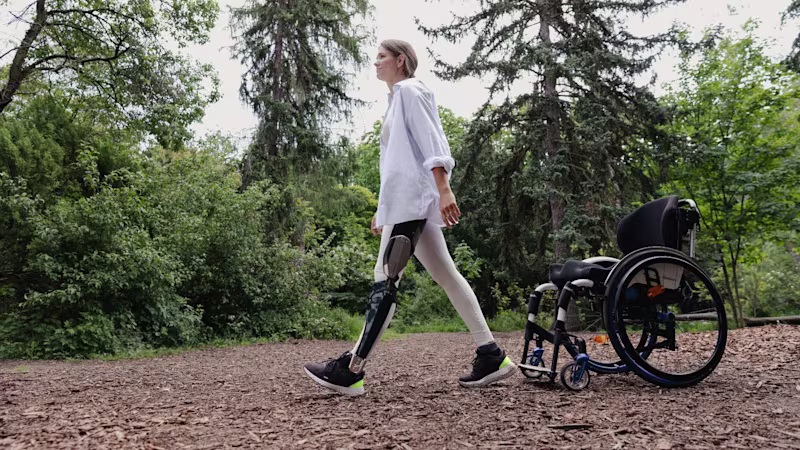 Sina gets up from the wheelchair with the C-Brace.