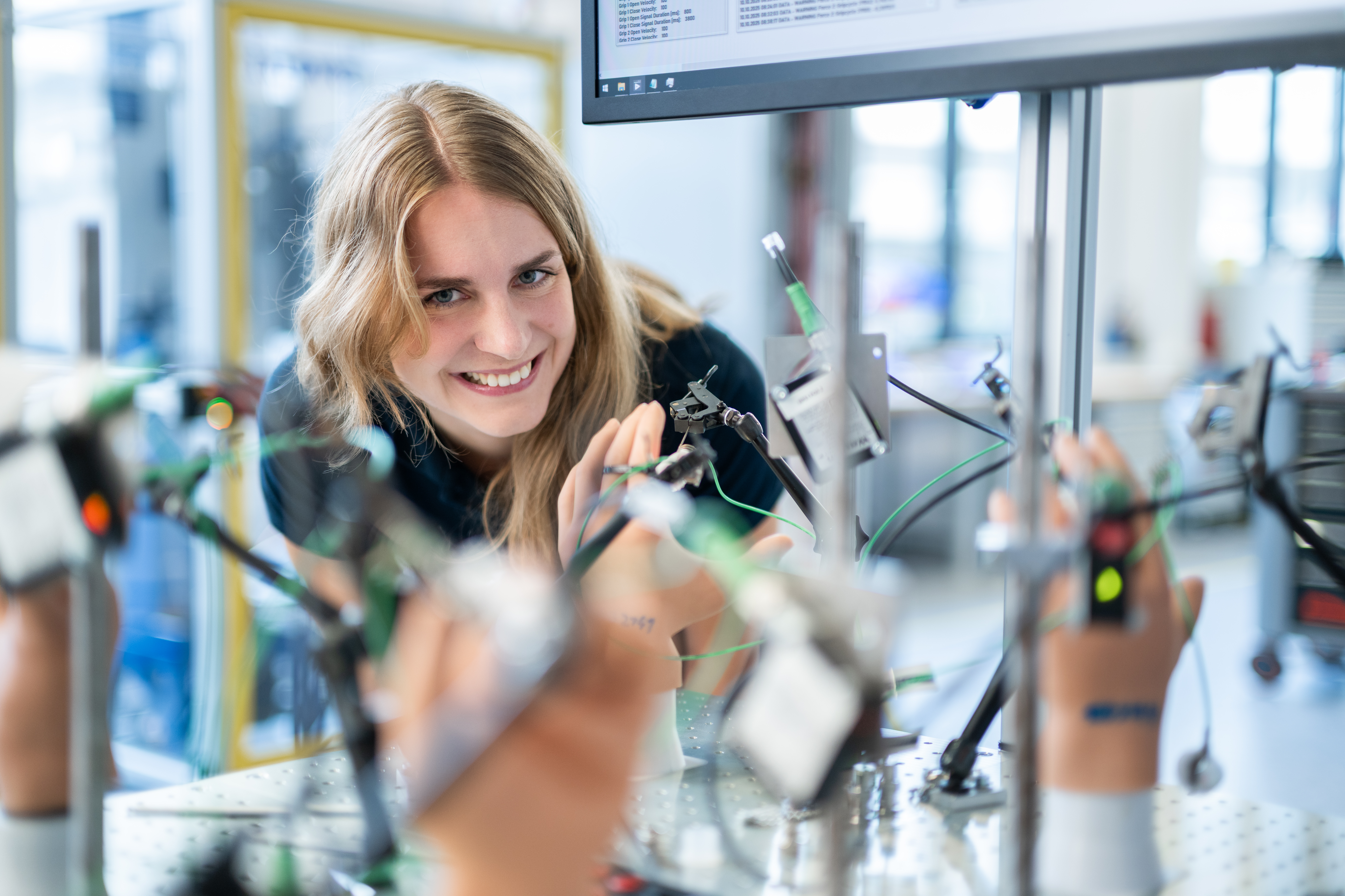 Orthopädietechniker bearbeitet in der Werkstatt einen Prothesenschaft.