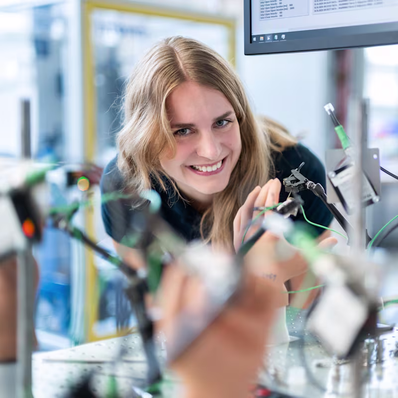 Orthopädietechniker bearbeitet in der Werkstatt einen Prothesenschaft.