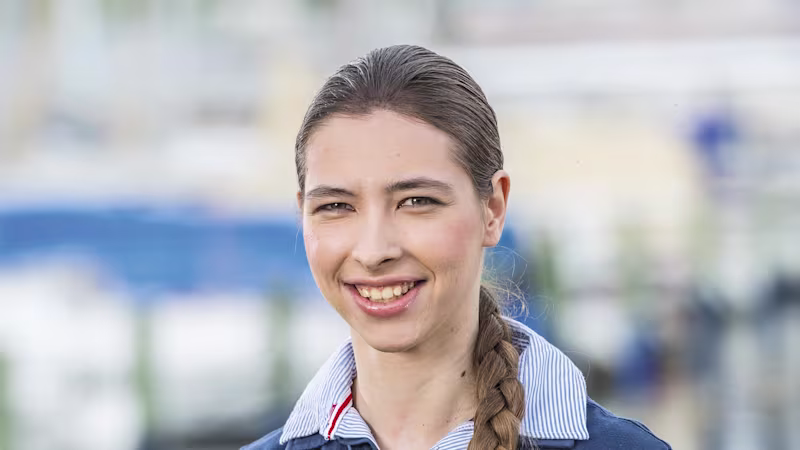 Primo piano di Ilaria sulla sua carrozzina Zenit R