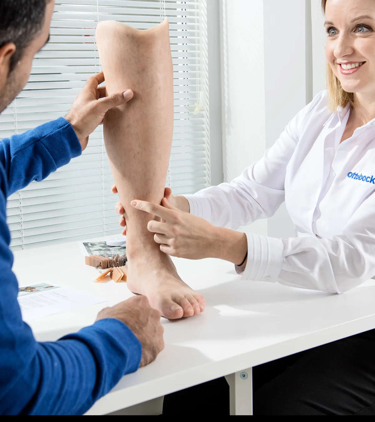 Tecnico ortopedico mostra il rivestimento cosmetico di gamba in silicone