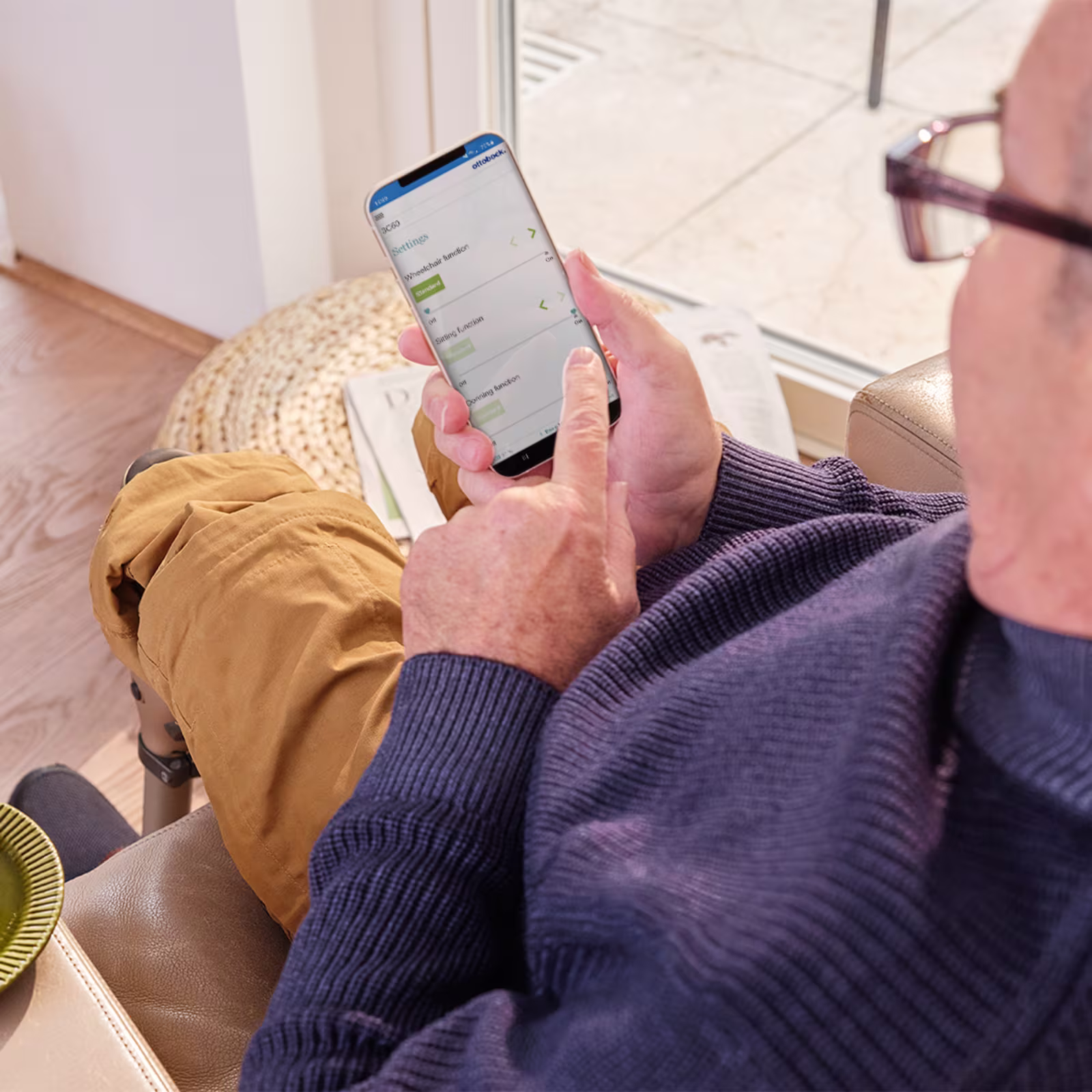 Robert sitzt in einem Sessel und trägt das Kenevo