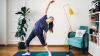 Eine Anwenderin macht in ihrem Wohnzimmer Yoga mit ihrem Taleo Vertical Shock Fuß von Ottobock.
