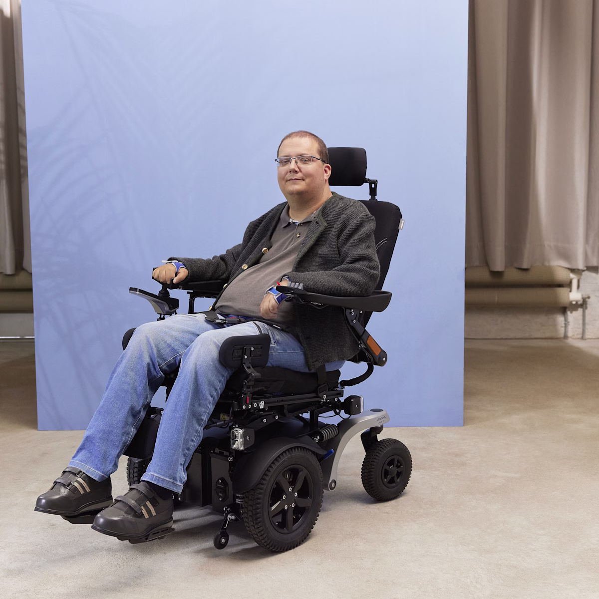 Juvo B7 user Tobias sitting in his Juvo B7 in front of a light blue background