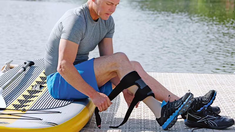 カーボン製短下肢装具ウォークオン リアクション。靴に入れてカフバンドと靴ひもを留めれば装着完了です。