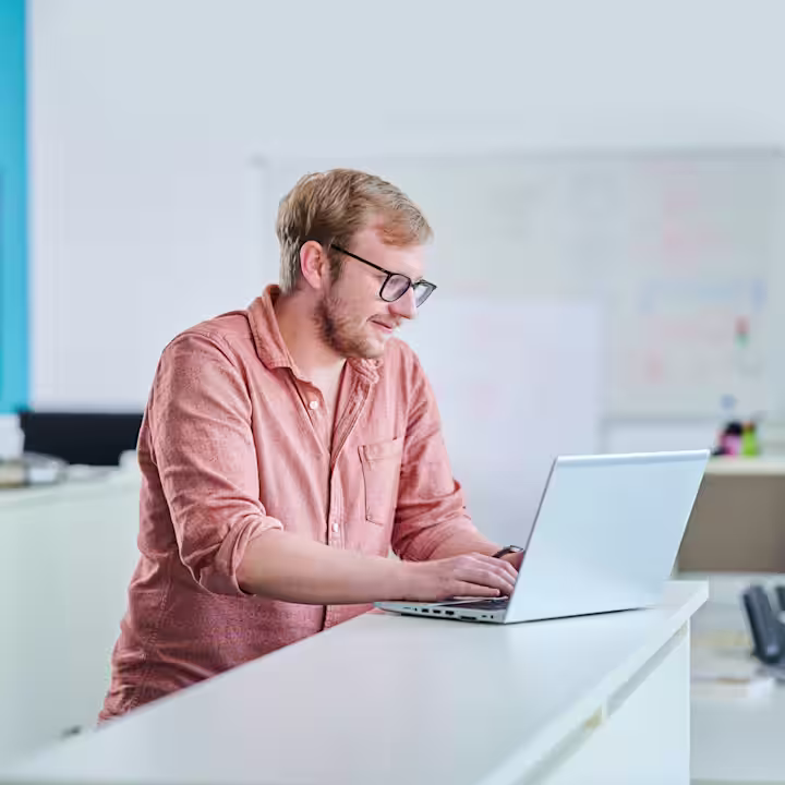 Un ortocista certificado completando un formulario en línea para una orden de fabricación a Ottobock