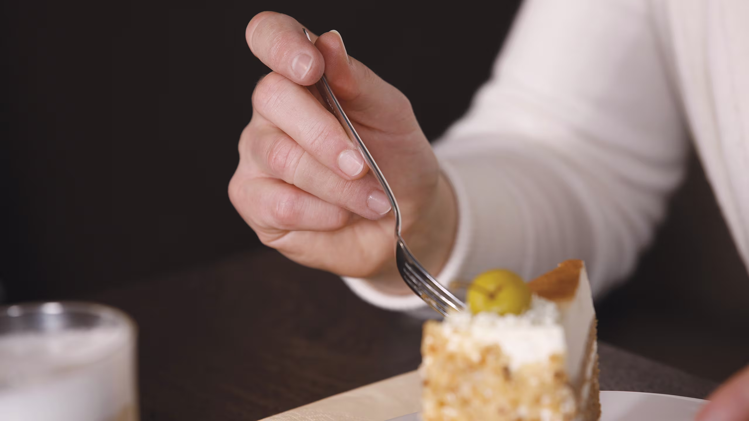 Aspetto poco appariscente di una protesi parziale di mano e dita in silicone