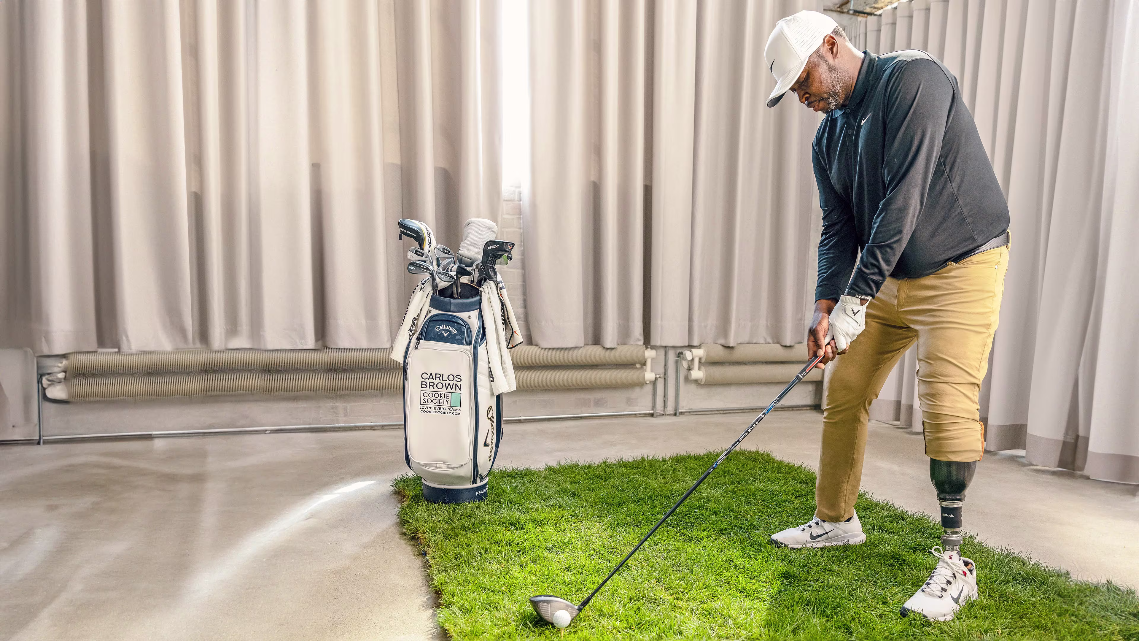 A man with the Taleo Adapt hydraulic prosthetic foot is lining up a golf swing