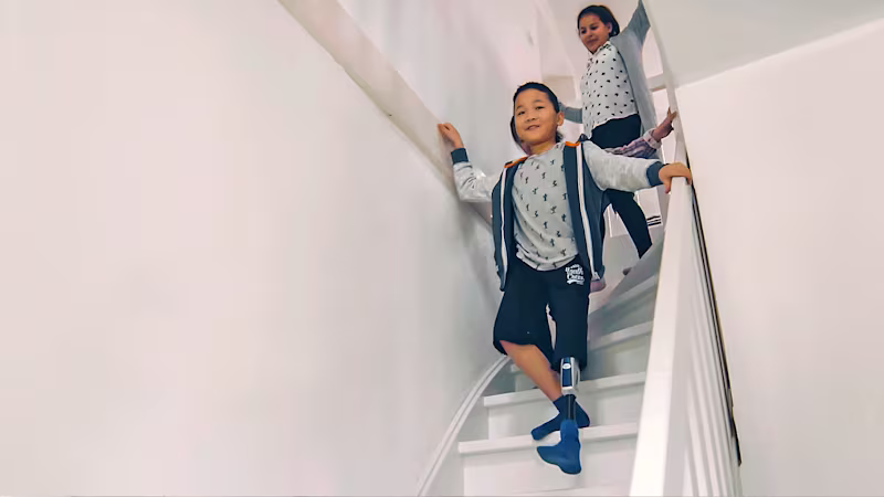 Zilan trägt seine Beinprothese