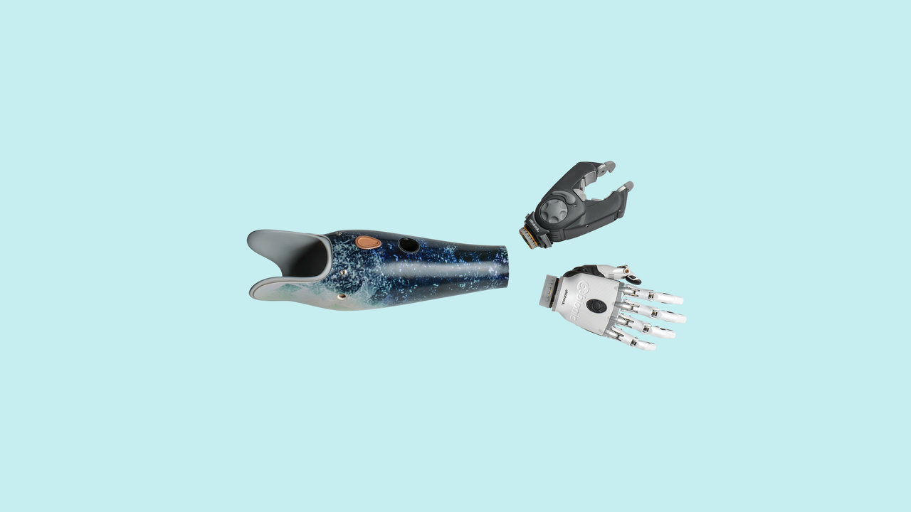 Hier werden die bebionic hand und der Greifer von Ottobock für einen Armprothesenträger gezeigt.