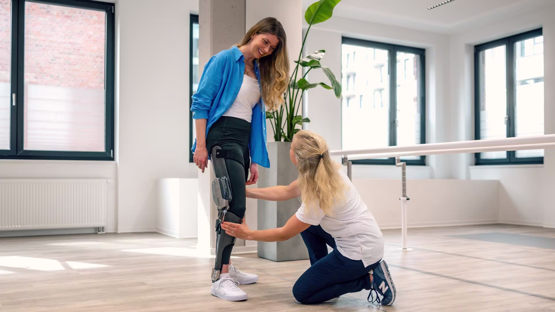 コンピュータ制御KAFO用の膝継手C-Brace