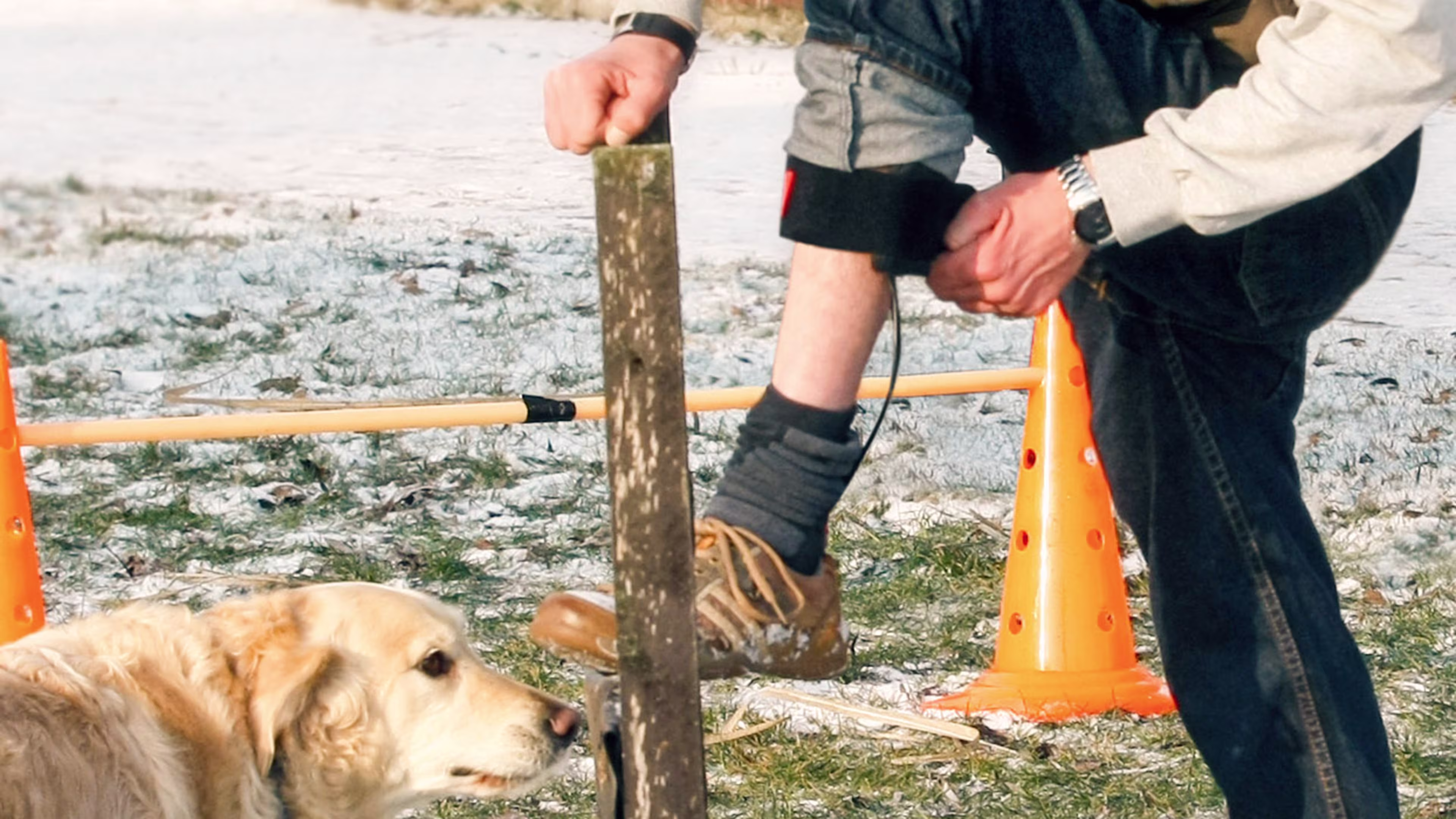 Ortezli adam şöminenin yanında oturuyor.