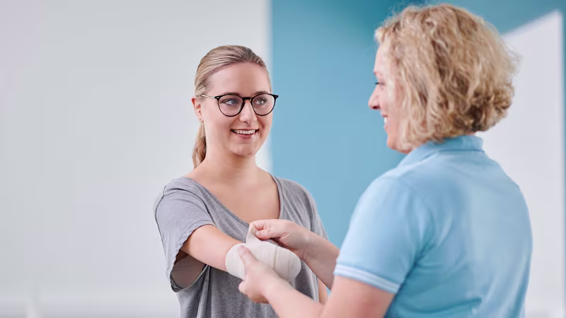 Eine weiblich gelesene Person wird nach der Armamputation versorgt