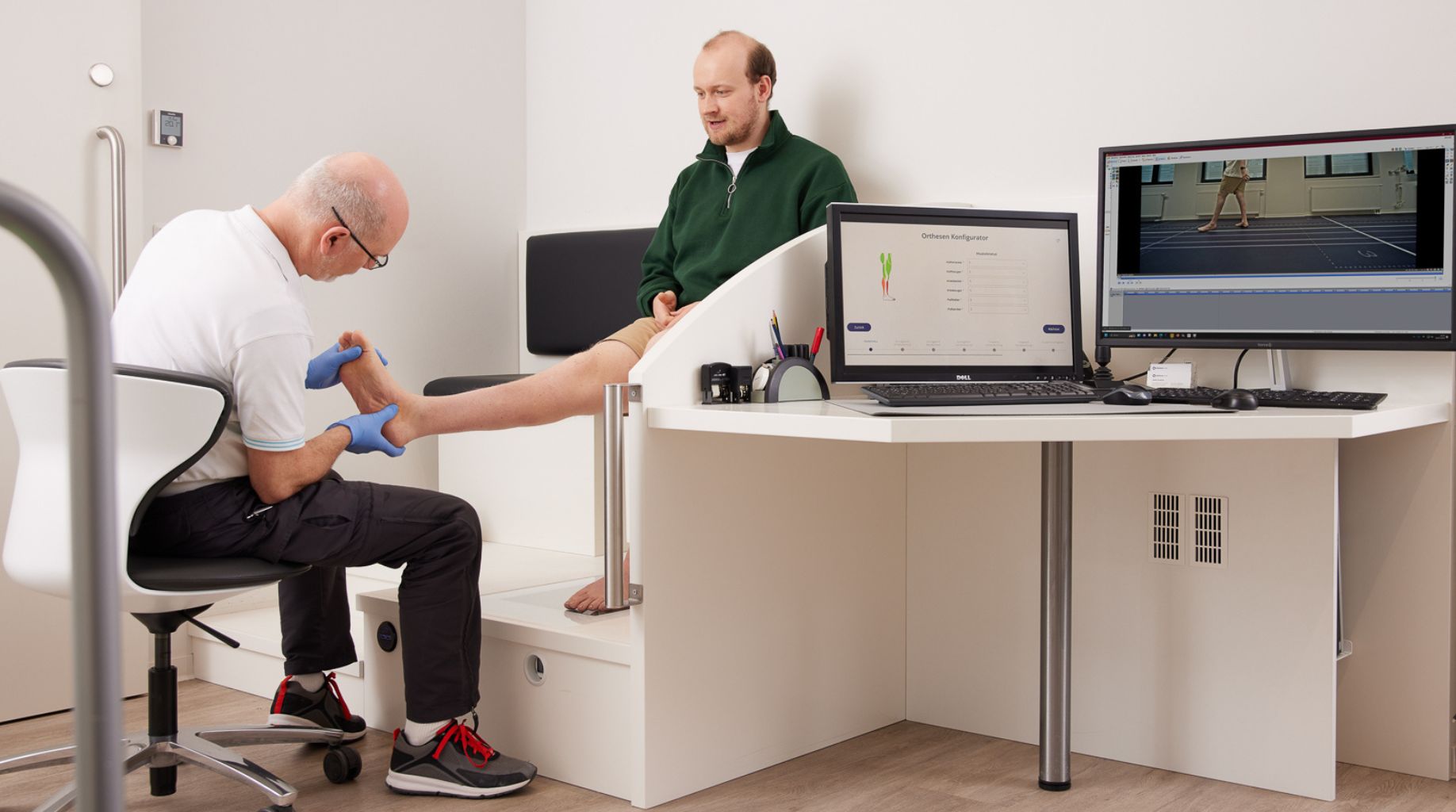 Ortotyk diagnozuje pacjenta siedzącego przed nim
