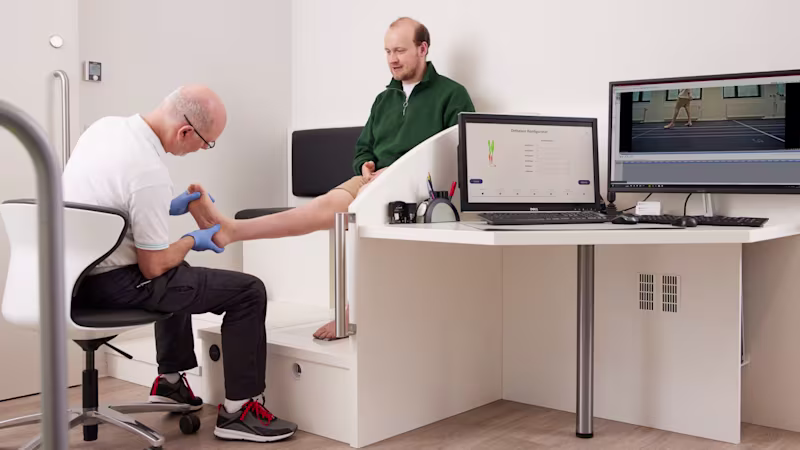 Ortotyk diagnozuje pacjenta siedzącego przed nim